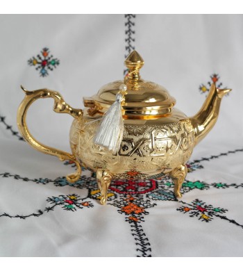 Théière artisanale dorée pour service thé marocain